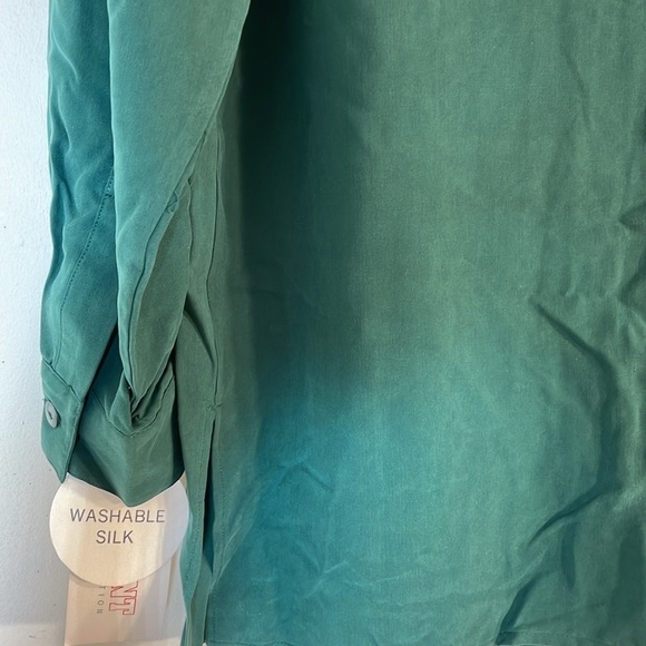 NWT. STUNT Collections Washable 100% Silk Button Up Shirt. Medium - Picture 11 of 11